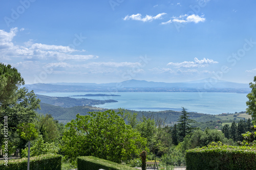 Ausblick von Castel Rigone auf den Lago Trasimeno mit der Isola Polvese