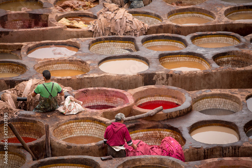 Manufactura de la piel en la Medina de Fez photo