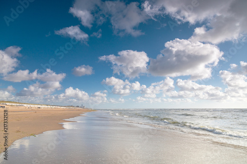 Fototapeta Naklejka Na Ścianę i Meble -  Bank of the blue sea with wet sand and clouds