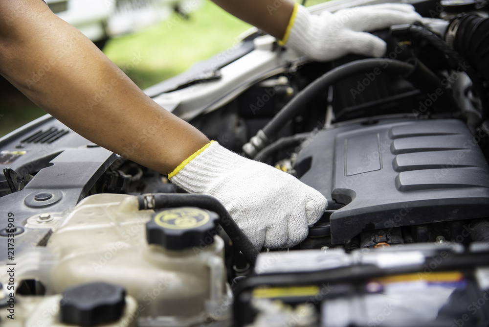 Obraz premium Professional mechanic is checking for engine malfunction