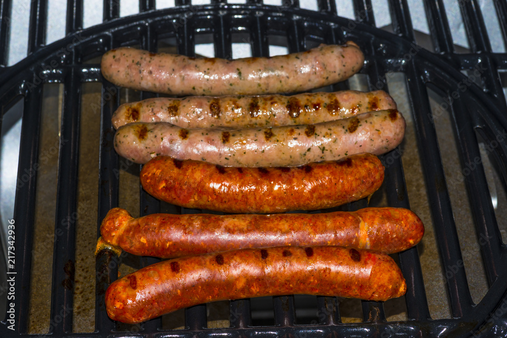 barbecue/merguez et chipolatas sur le grill Stock Photo | Adobe Stock