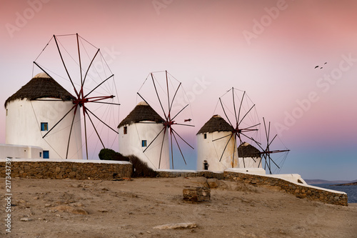Die berühmten Windmühlen der insel Mykonos auf den Kykladen in Griechenland vor Sonnenaufgang