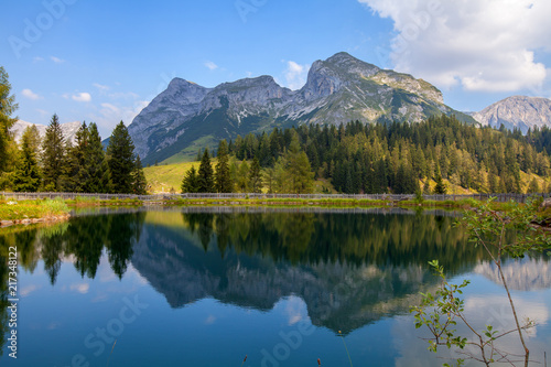 Das Tennengebirge spiegelt sich im See