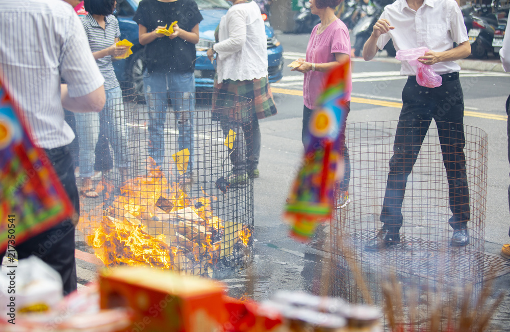 Chinese traditional religious practices, Zhongyuan Purdue, Chinese Ghost Festival, believers burned paper money Chinese traditional religious practices, Zhongyuan Purdue, Chinese Ghost Festival, believers burned paper money