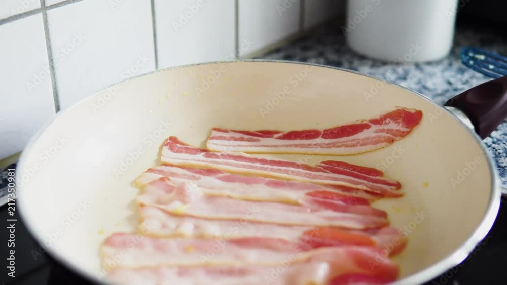 starting to make cook bacon, fast forward, time lapse, breakfast frying bacon