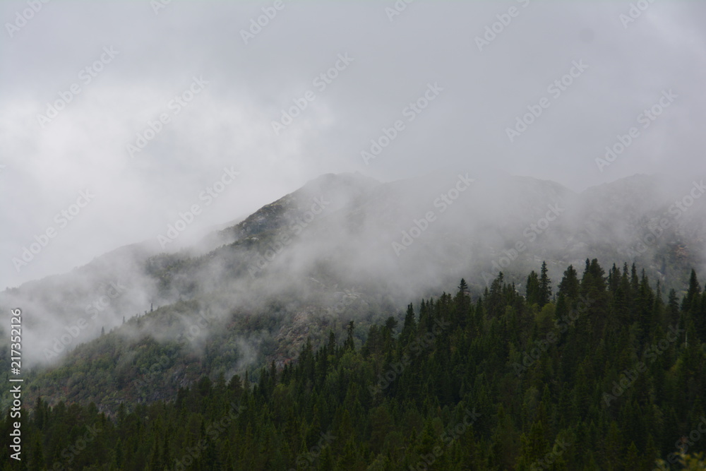 Berge im Nebel in Norwegen