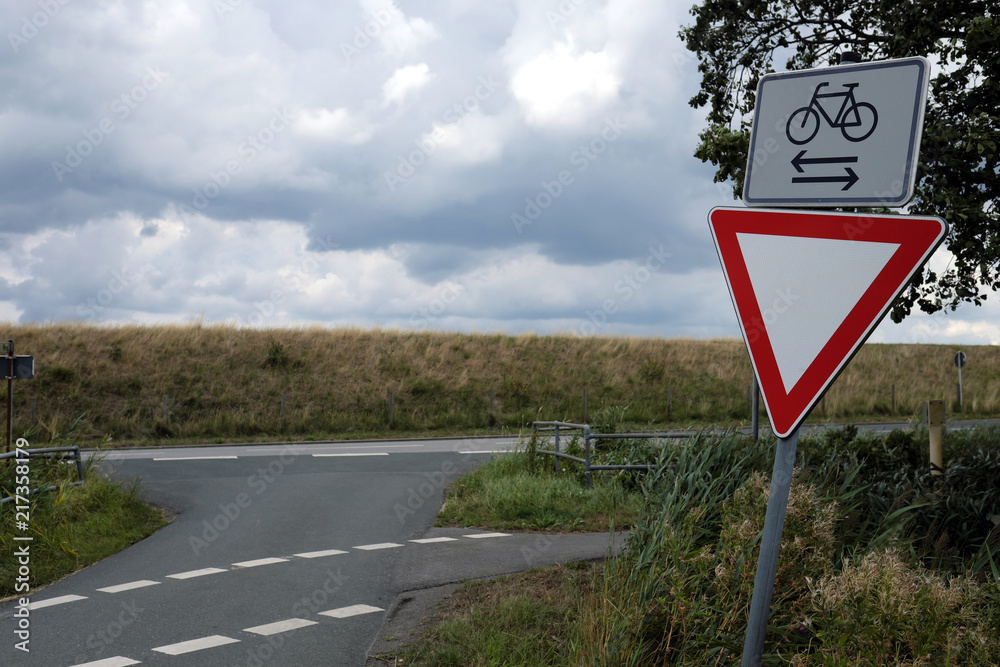 Verkehrsschild Verkehrszeichen Vorfahrt gewähren und Radfahrer von rechts und links Stockfoto