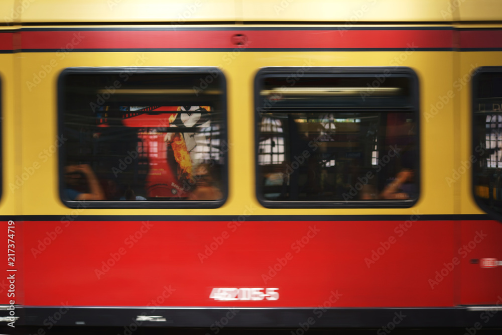 Berliner S-Bahn abstrakt  / Die abstrakte Bewegungsunschärfe einer Berliner S-Bahn an einem Bahnsteig.