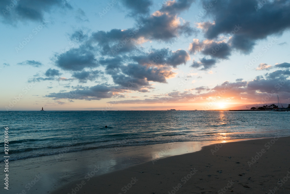 Fototapeta premium ワイキキビーチサンセット(Waikiki Beach Sunset)
