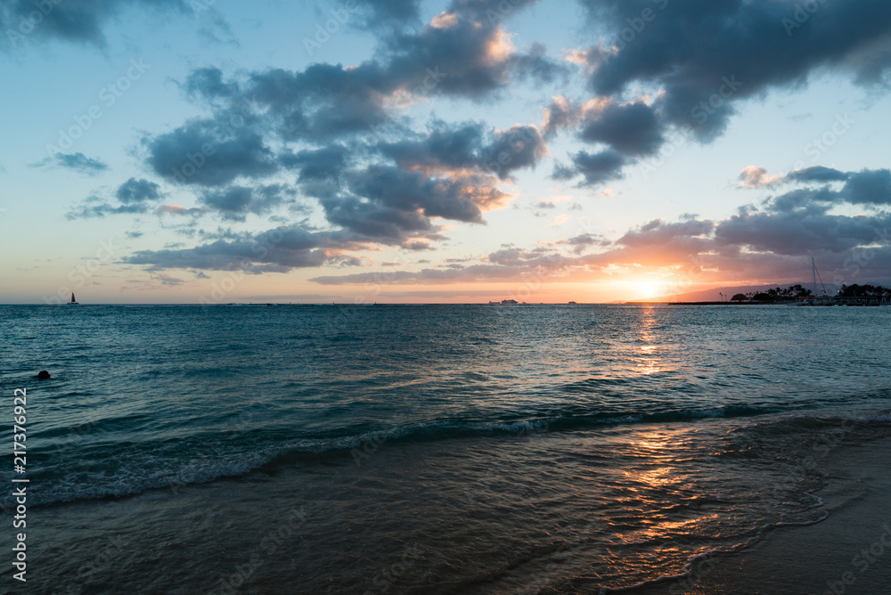 Fototapeta premium ワイキキビーチサンセット(Waikiki Beach Sunset)