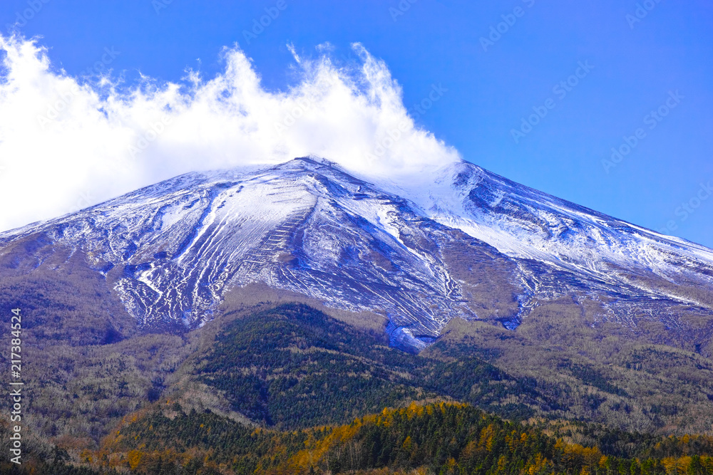 秋の冠雪した富士山と湧き上がる雲

