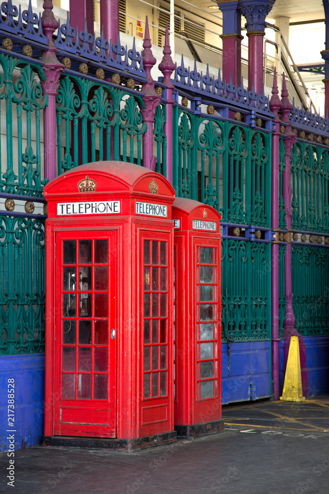 Obraz premium Red english phone booths