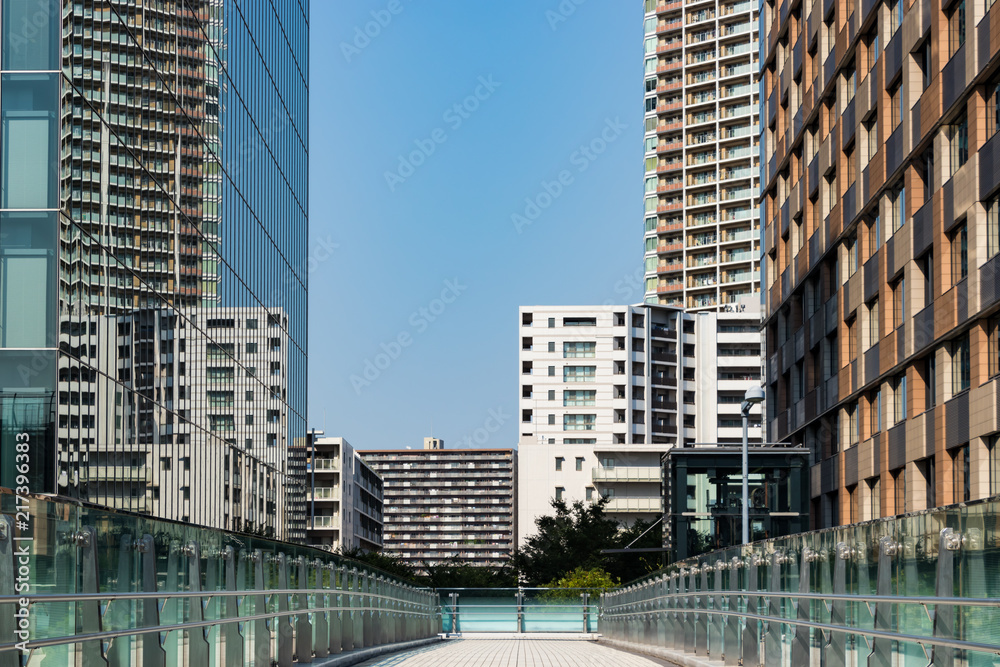 (東京都ｰ都市風景)豊洲ビル群と歩道１