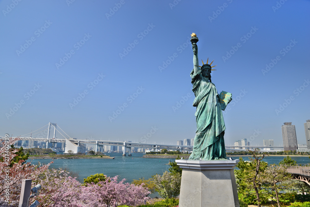 Fototapeta premium Liberty Statue lost in Japan