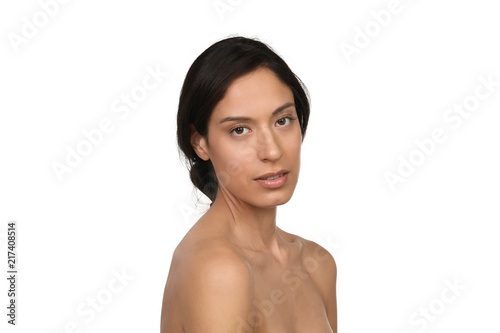 Junge hübsche Frau mit nackten Schultern