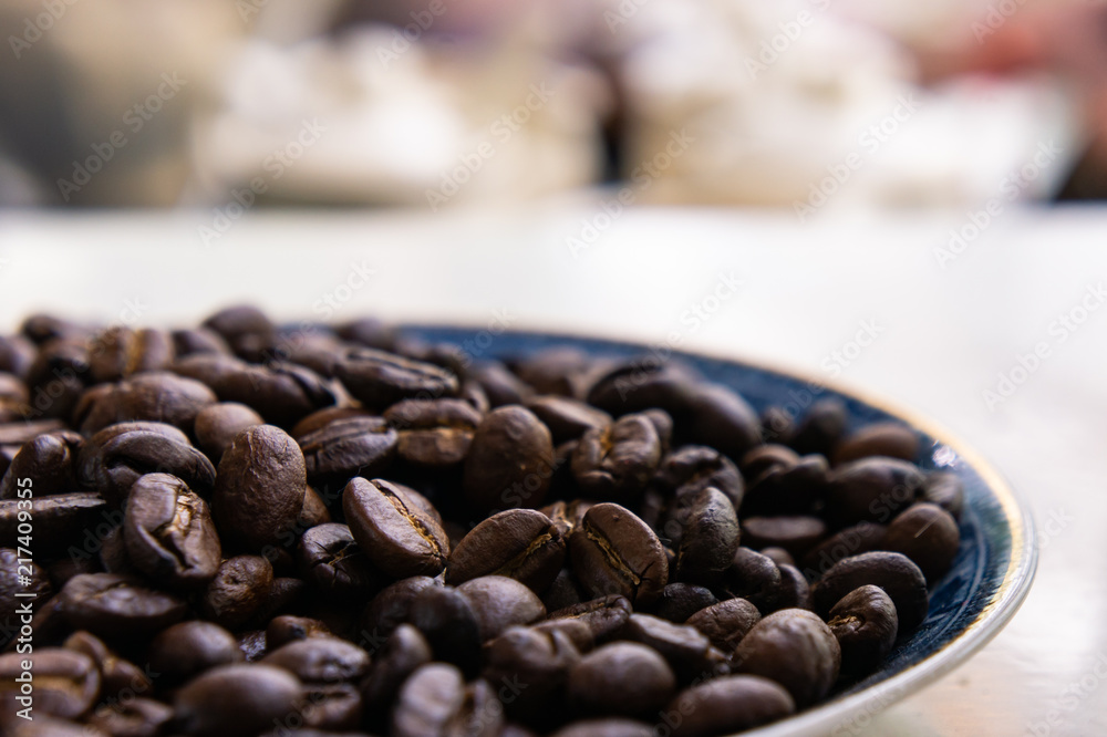 Fototapeta premium coffee beans on dish in cafe restaurant