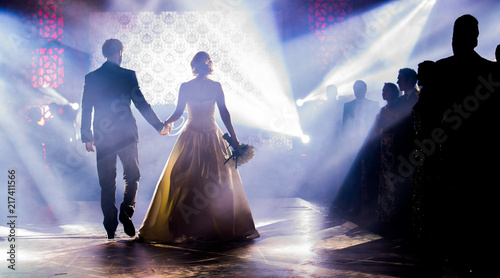 Primero baile de boda, pareja de espaldas photo