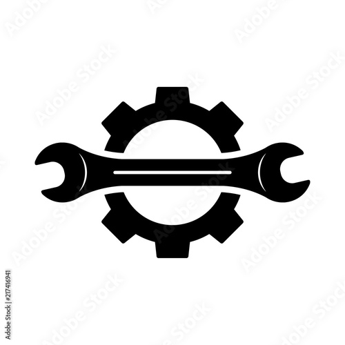 Icono plano engranaje con llave en horizontal en color negro