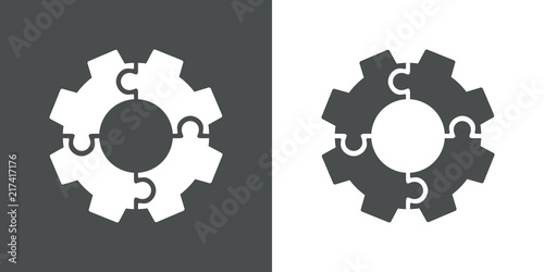 Icono plano engranaje en piezas de puzzle en gris y blanco