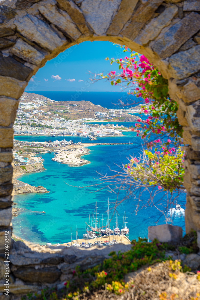 Fototapeta premium Mykonos port z łodziami i wiatrakami, wyspy Cyklady, Grecja