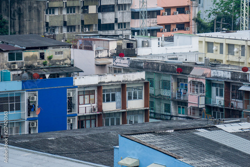 Crowded tenement houses or town houses in Bangkok city, Thailand. © Kamchai