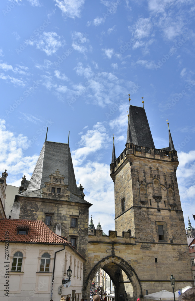Tour gothique et entrée du pont Charles (Prague)