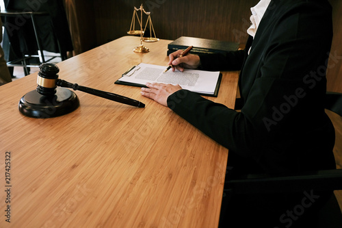 Billede på lærred Legal counsel presents to the client a signed contract with gavel and legal law