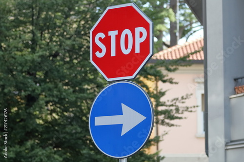 cartelli strada stop e indicazione direzione su palo © christian cantarelli