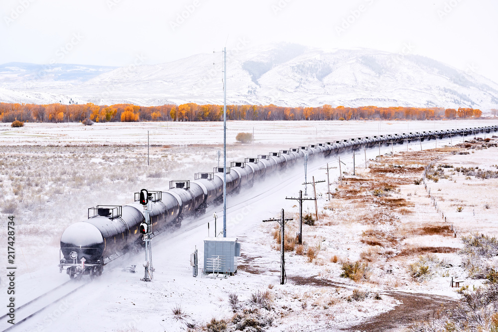 Fototapeta premium Pociąg przewożący cysterny. Sezon zmienia jesień na zimę.