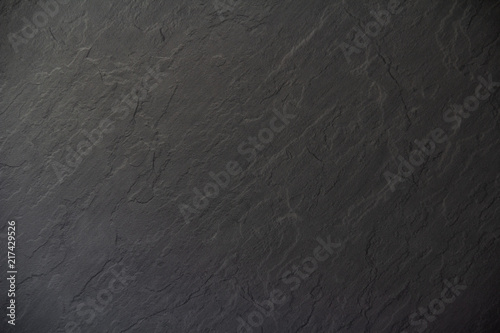 Schwarze Anthrazitplatte mit rauen Konturen als Hintergrund oder Untergrund. Anthrazit Textur