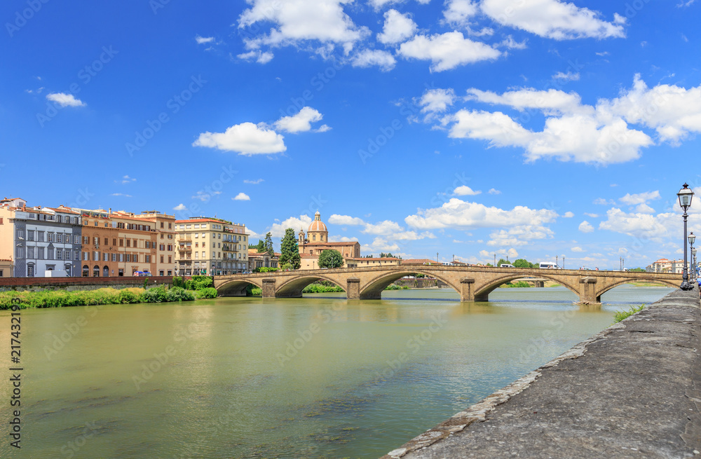 Blick über den Arno und die Brücke Ponte alle Grazie