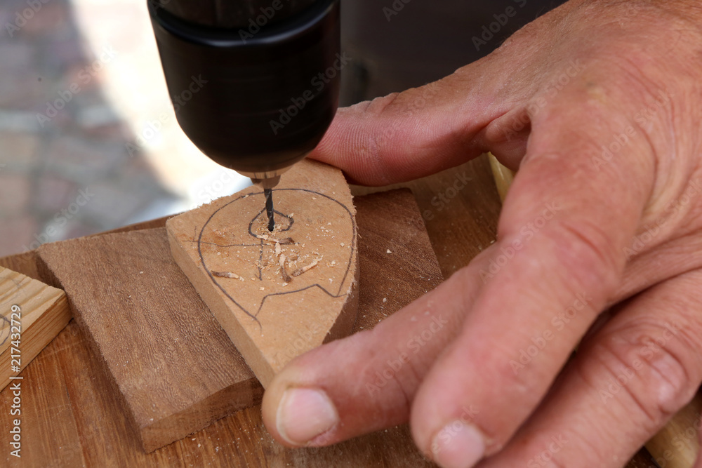 Fototapeta premium Découpe de bois à l'aide d'une scie à chantourner. / Cut wood with a scroll saw.