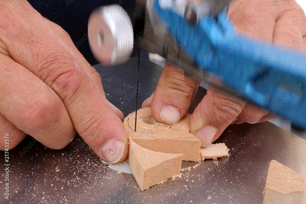 Découpe de bois à l'aide d'une scie à chantourner. / Cut wood with a scroll  saw. Stock Photo | Adobe Stock