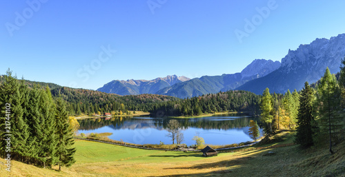 Fototapeta Naklejka Na Ścianę i Meble -  Herbst am Lautersee bei Mittenwald