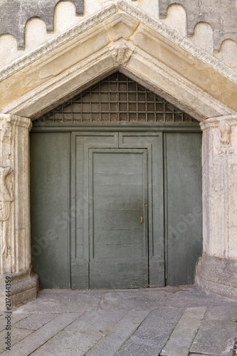 antica porta in legno epoca romanica chiesa Como, Italia