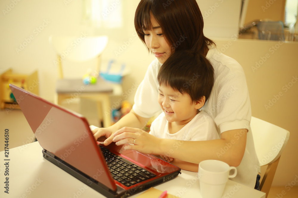 パソコンを使う親子 パソコンを使う親子