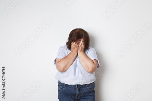femme ronde pleurant contre un mur © mariesacha