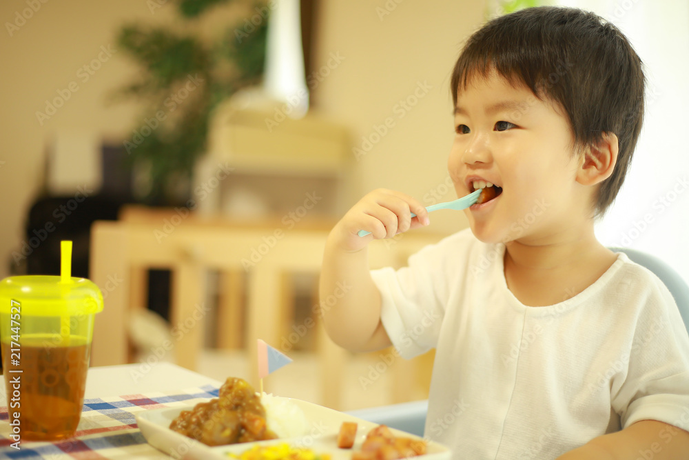 食事する男の子 食事する男の子