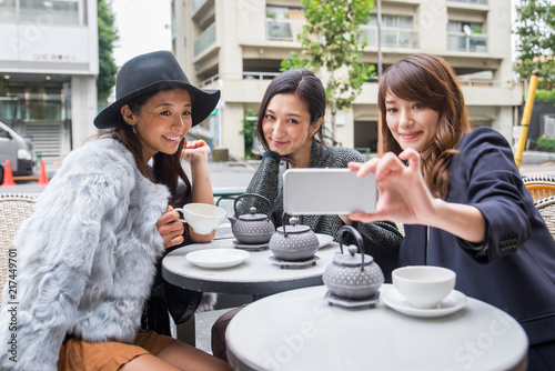 Photography Women shopping in Tokyo