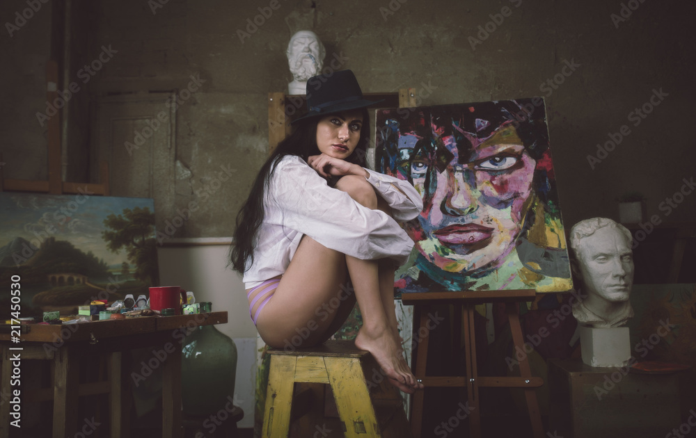 Obraz premium Woman painting