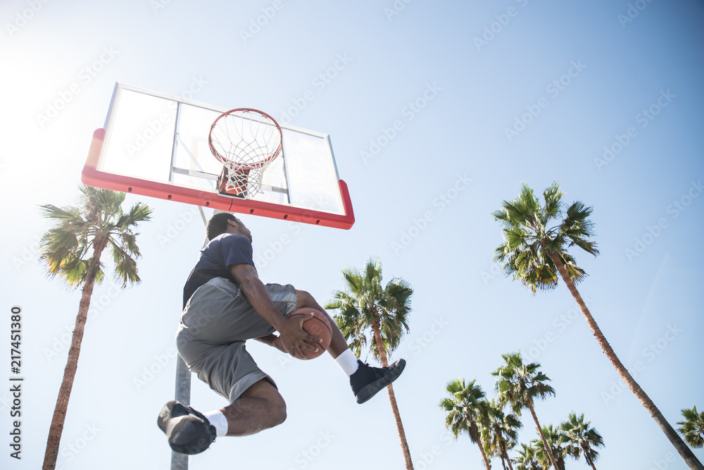 Fototapeta premium Gracz w baketball robi wsad