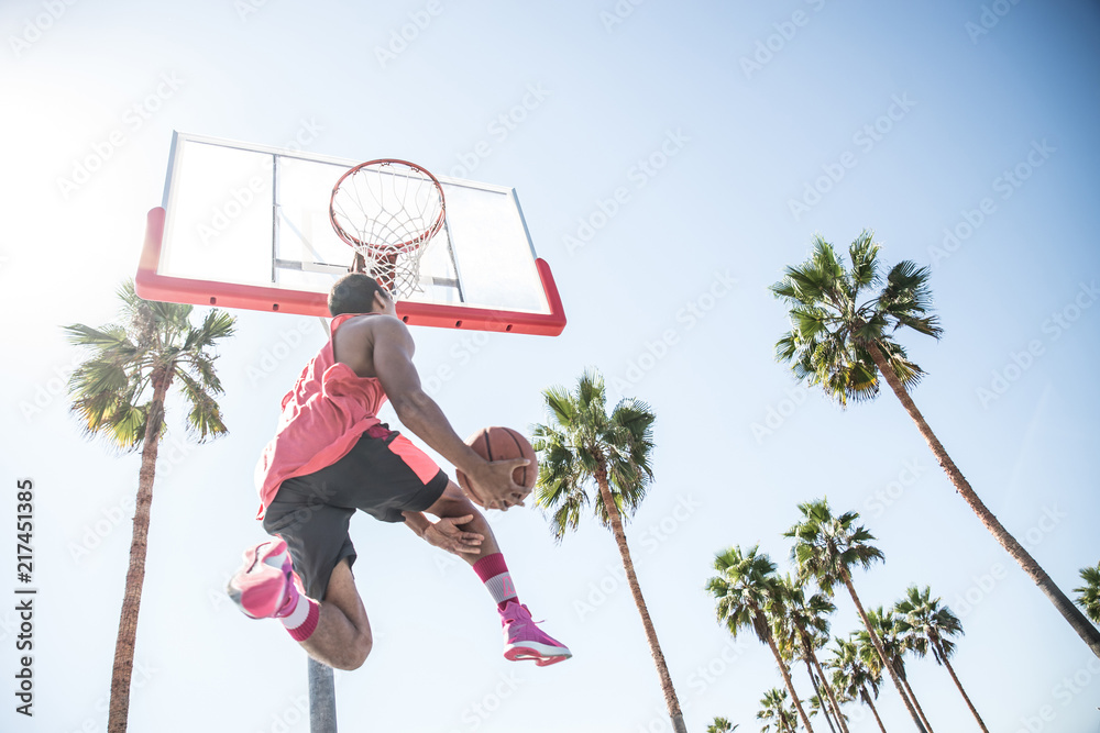 Naklejka premium Baketball player making a dunk