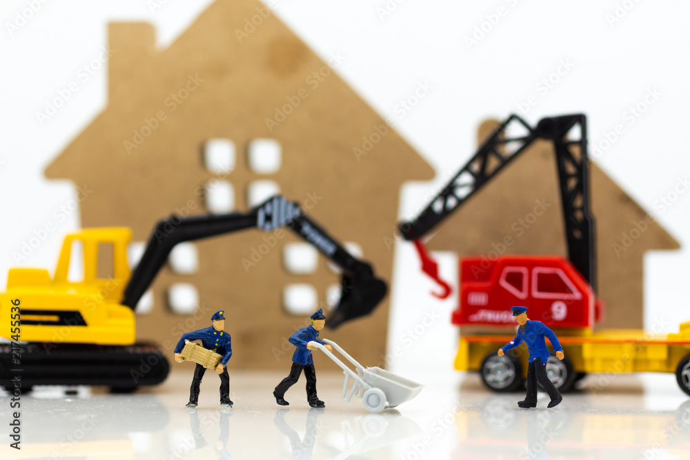 Obraz premium Miniature people: Workers help to moving crates for building home . Image use for construction, business concept.