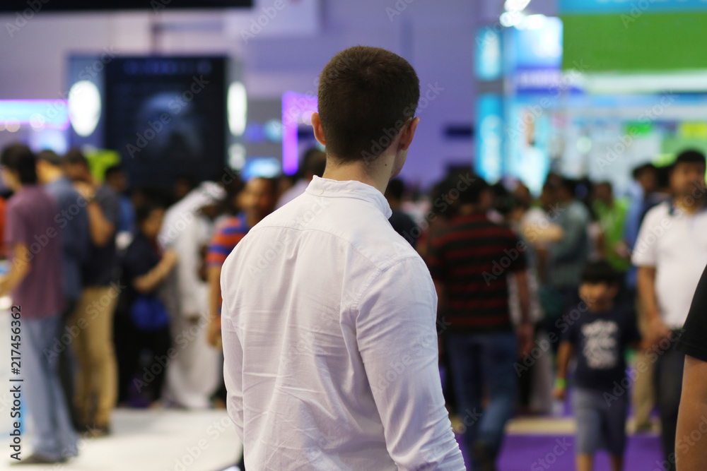 Fototapeta premium Man looking in the crowd
