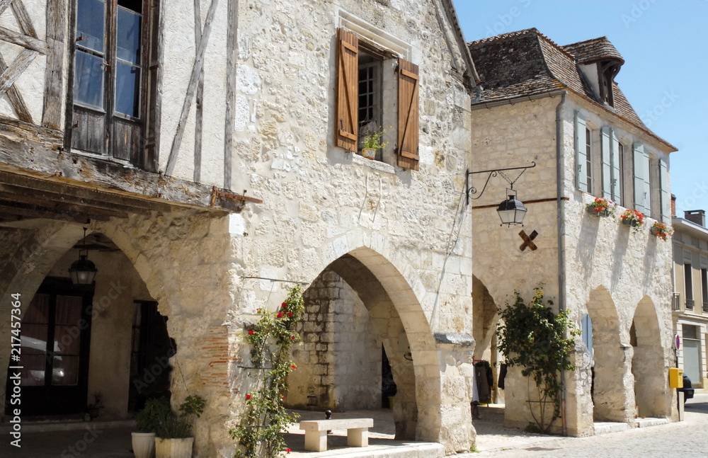 Ville médiévale d'Eymet, arcades de la place Gambetta, colombages, département de la Dordogne, Périgord, France