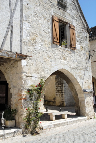 Ville médiévale d'Eymet, arcade de la Place Gambetta, banc en pierre, département de la Dordogne, Périgord, France © Philippe Prudhomme