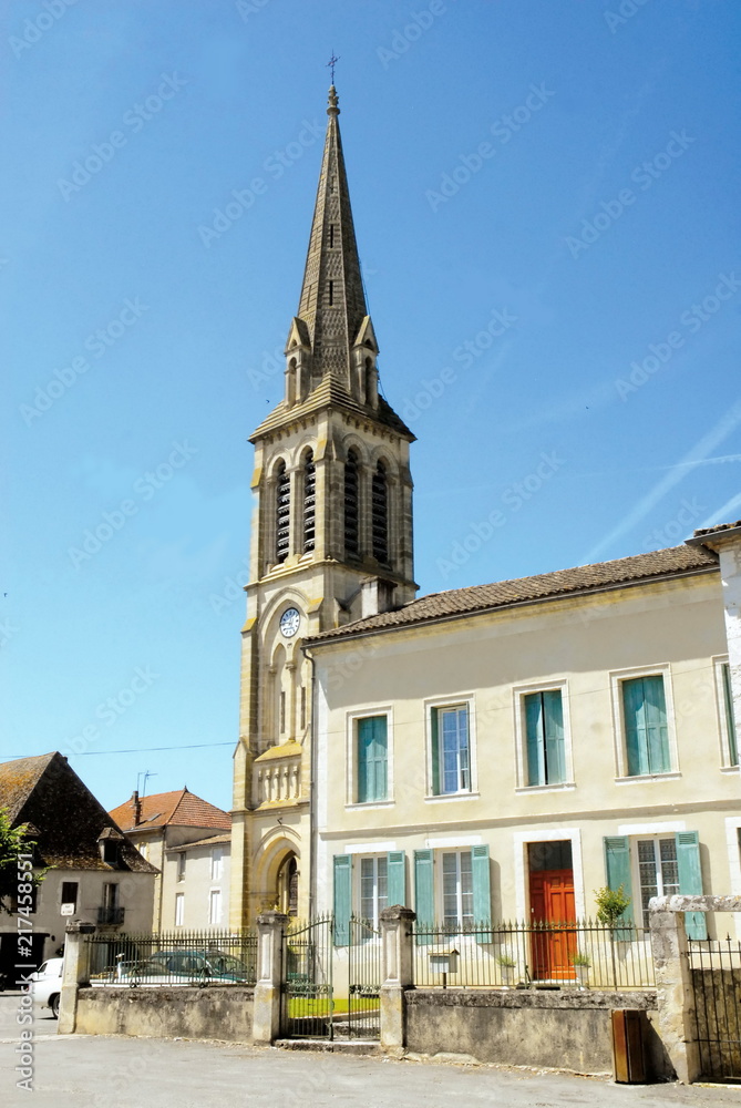 Ville d'Eymet, église Notre-Dame de l'assomption et façade colorée, département de la Dordogne, Périgord, France