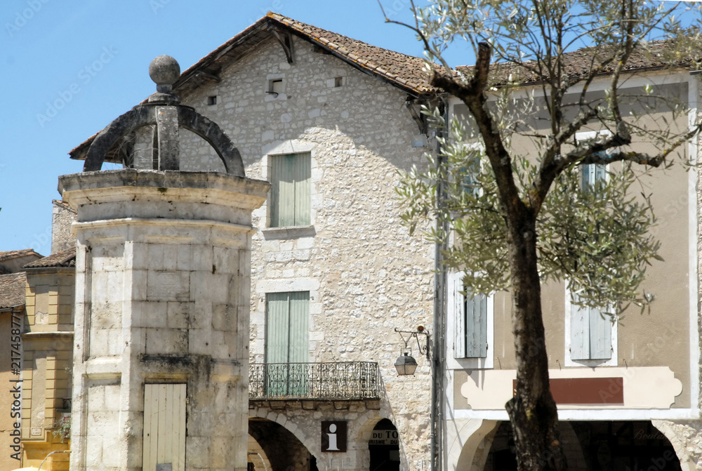 Obraz premium Ville d' Eymet, maison typique en pierre et fontaine en centre ville, département de la Dordogne, Périgord, France