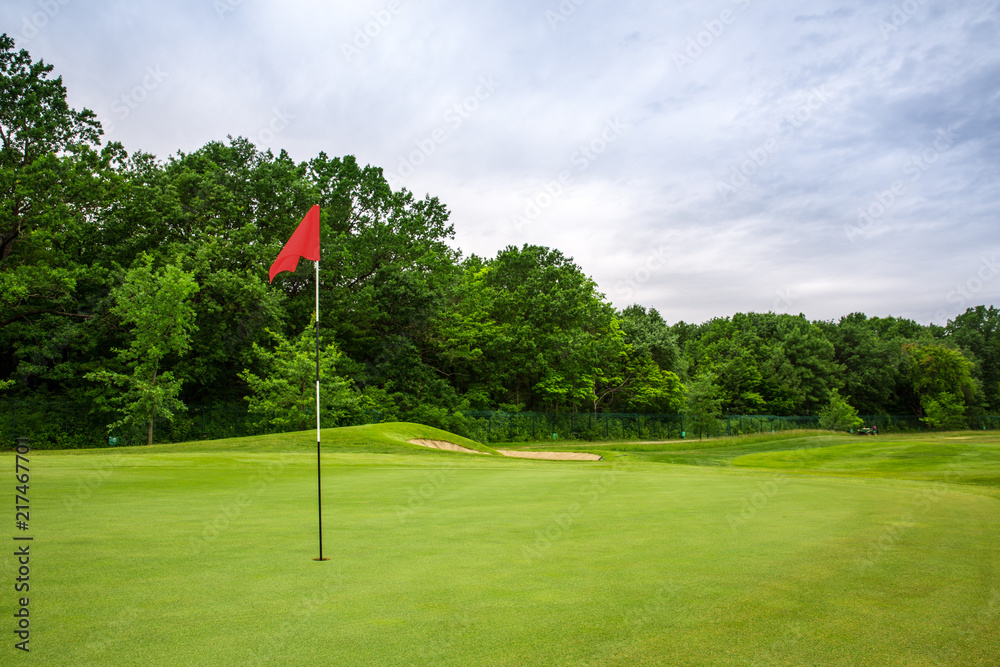 Obraz premium Final hole with flag, lawn on golf course