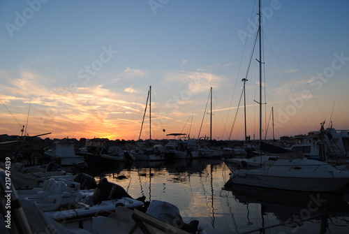 barche al tramonto nel porto di Ardenza